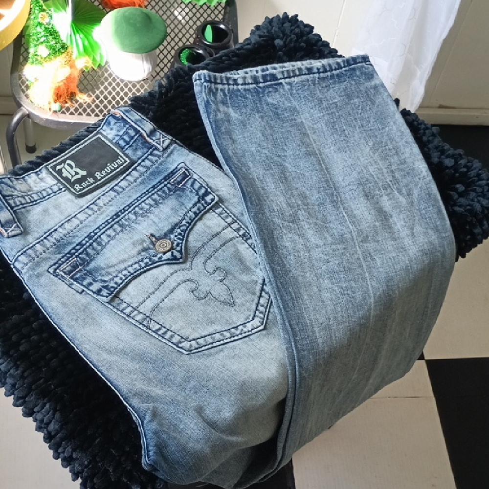 1️⃣5️⃣2️⃣Men's Rock Revival Jeans 👖